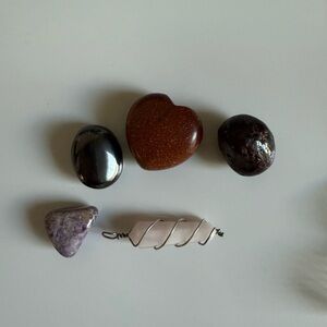 Stones
Stone pendant
Necklace
Stone cages